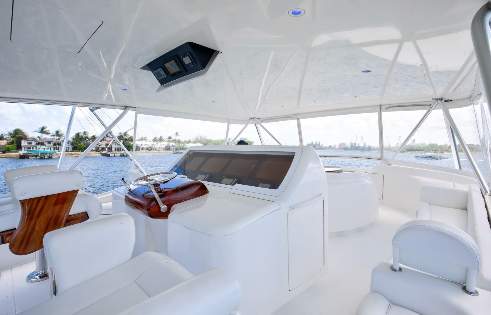 2010 Viking 82 Convertible — photo 31