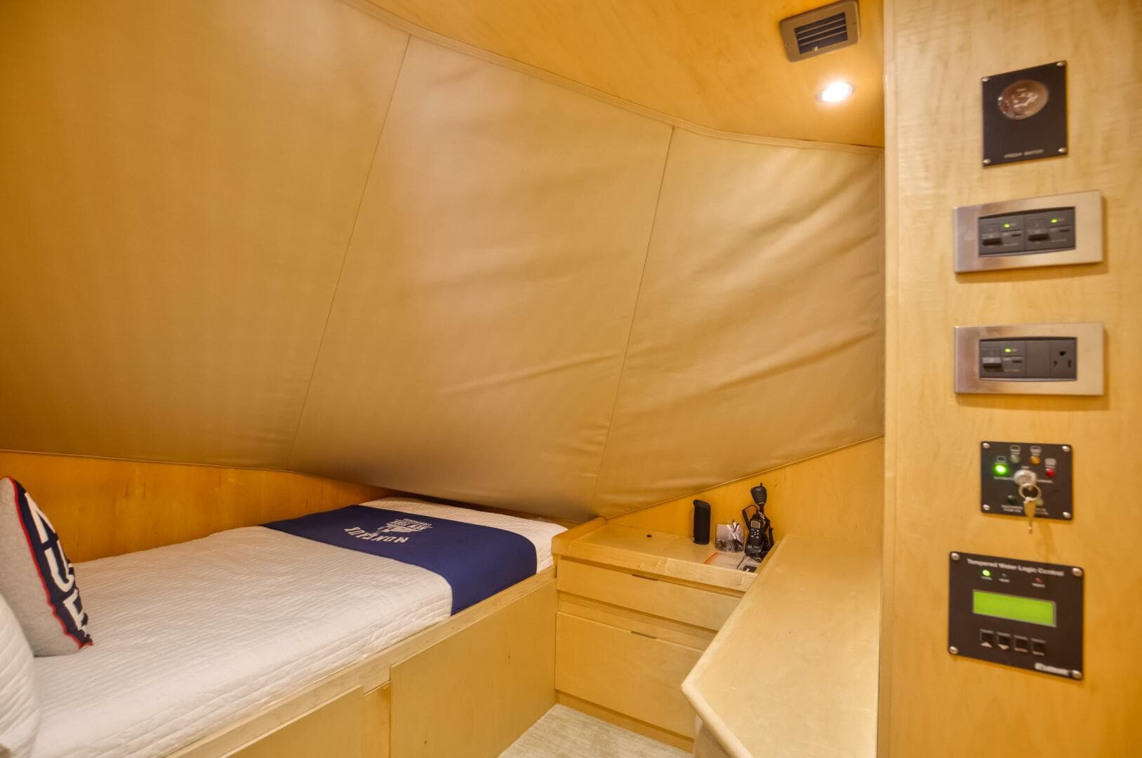 2010 Viking 82 Convertible — photo 9