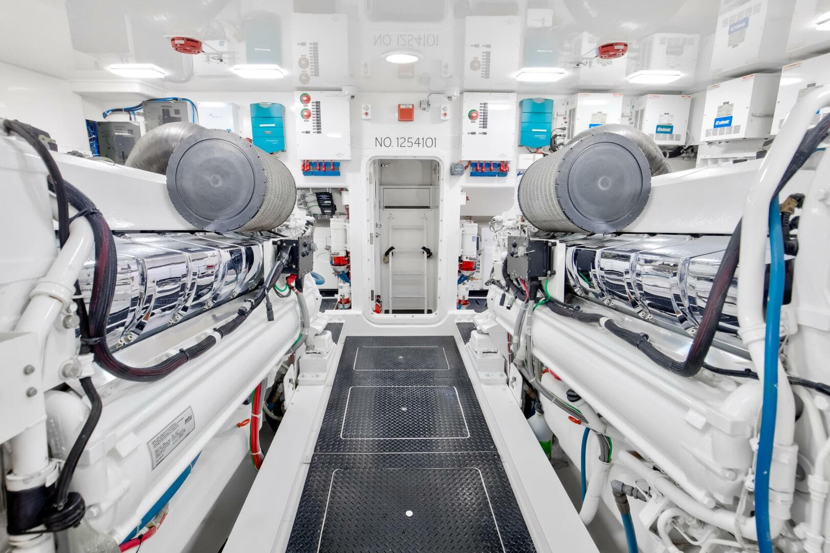 2010 Viking 82 Convertible — photo 38