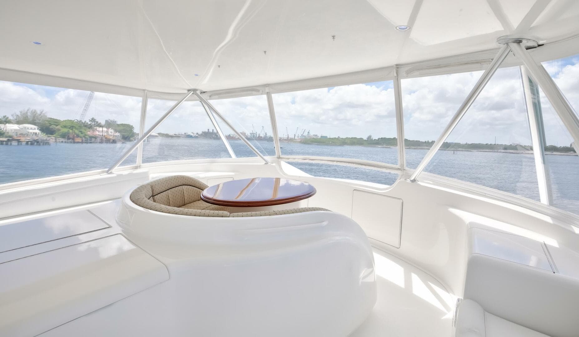 2010 Viking 82 Convertible — photo 32