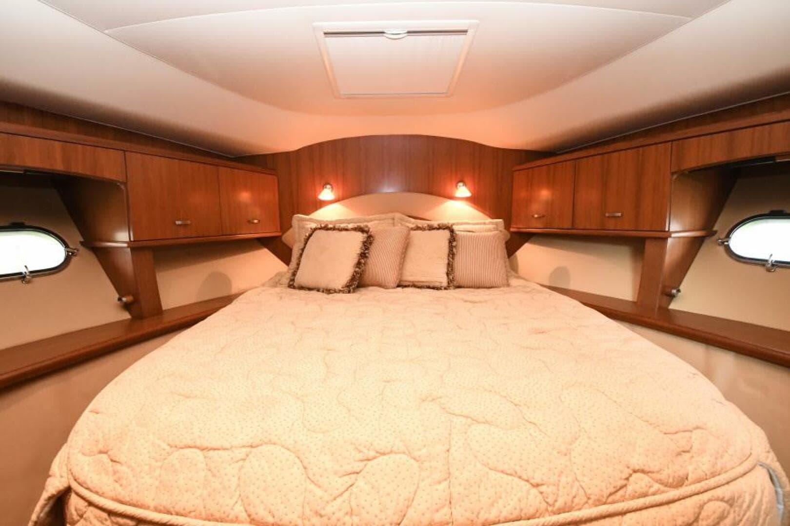 2008 Tiara Yachts 5800 Sovran — photo 13