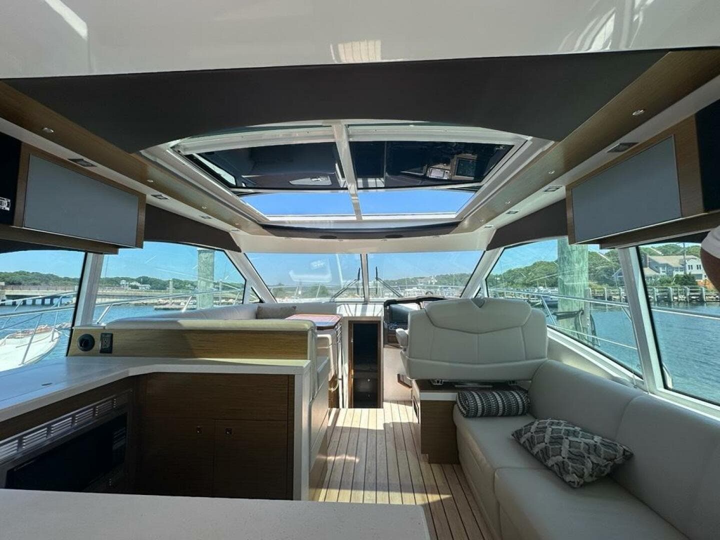 2015 Cruisers Yachts Cantius — photo 14