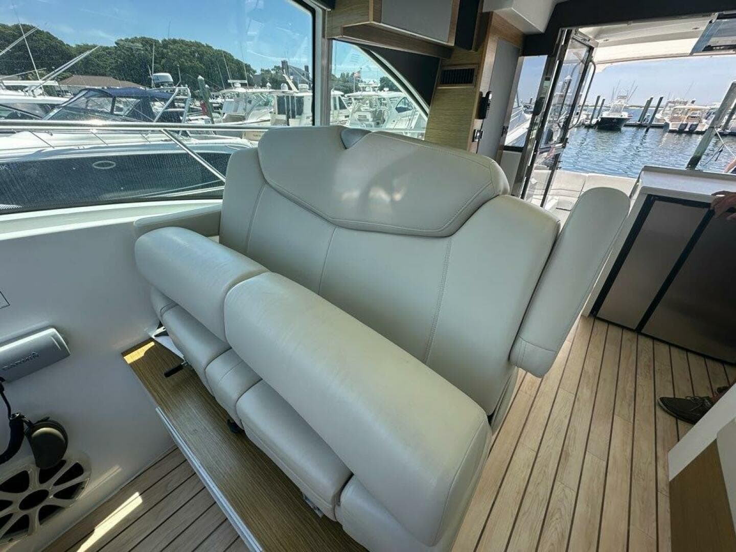 2015 Cruisers Yachts Cantius — photo 21