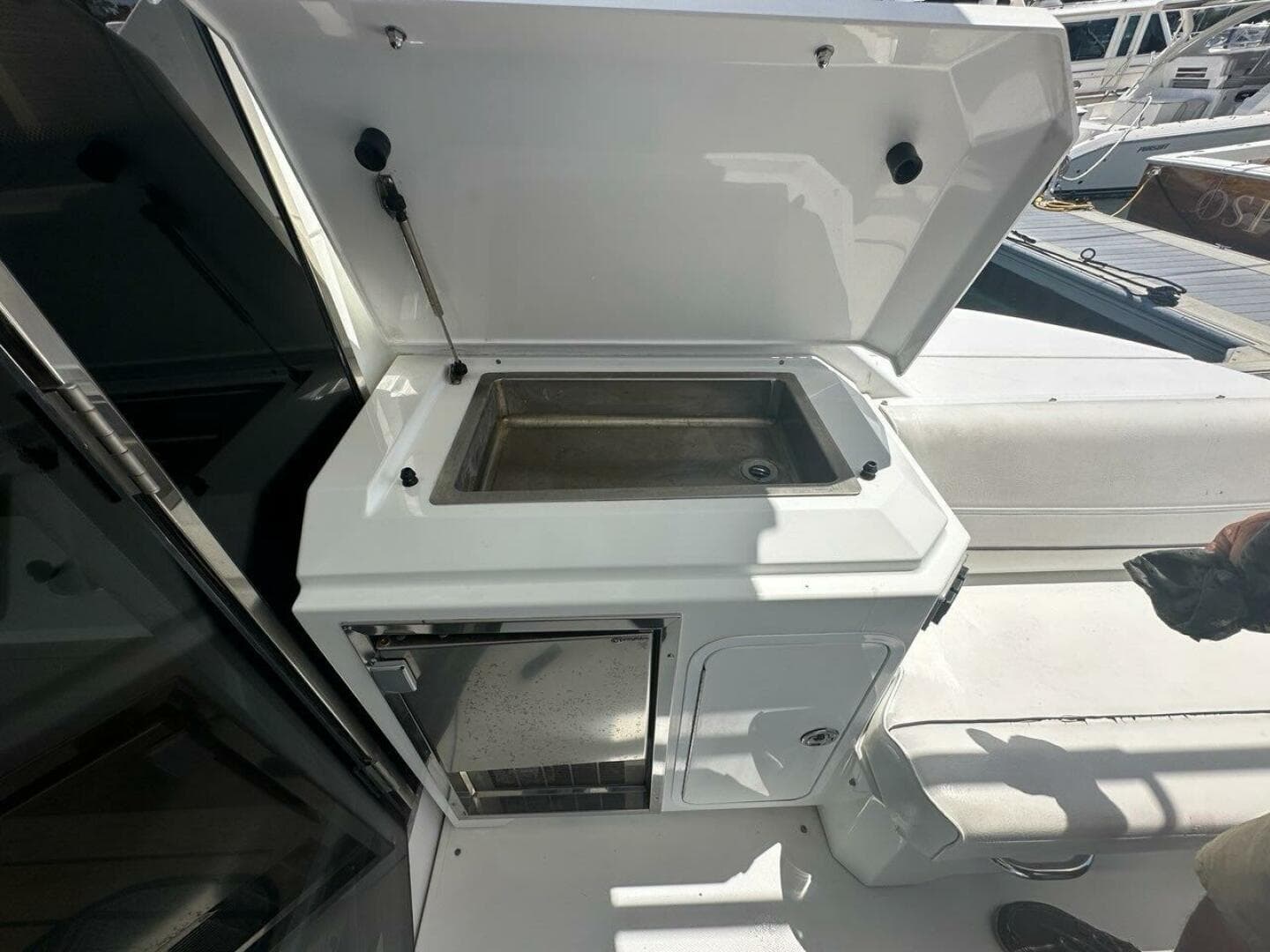 2015 Cruisers Yachts Cantius — photo 62