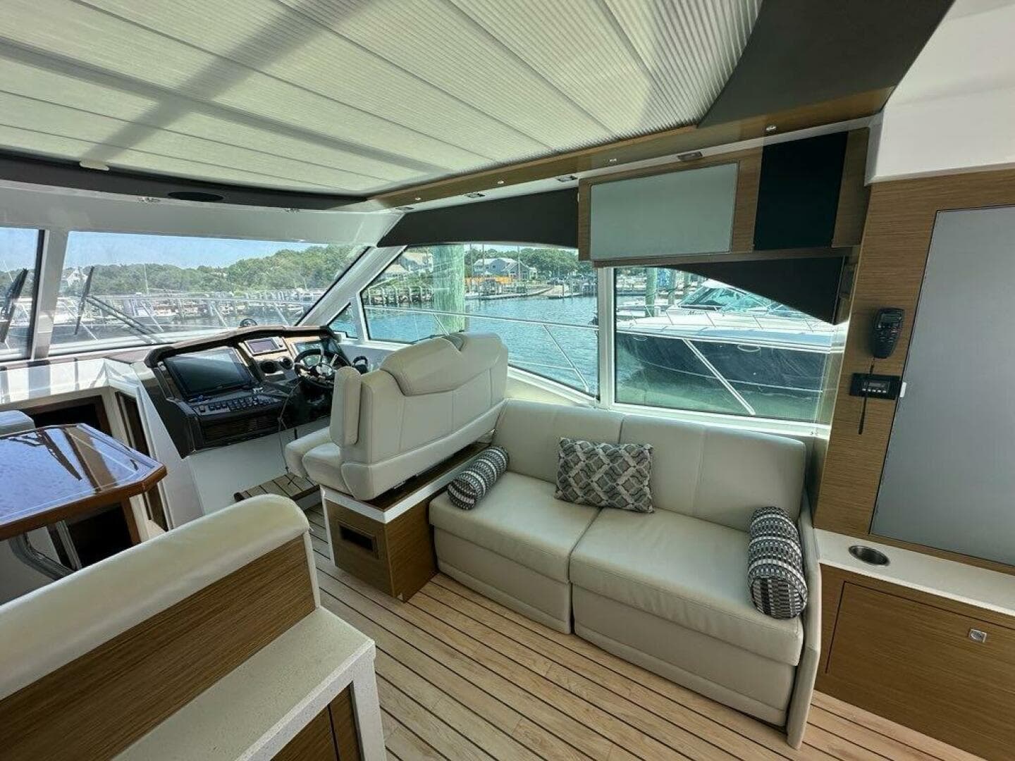 2015 Cruisers Yachts Cantius — photo 16