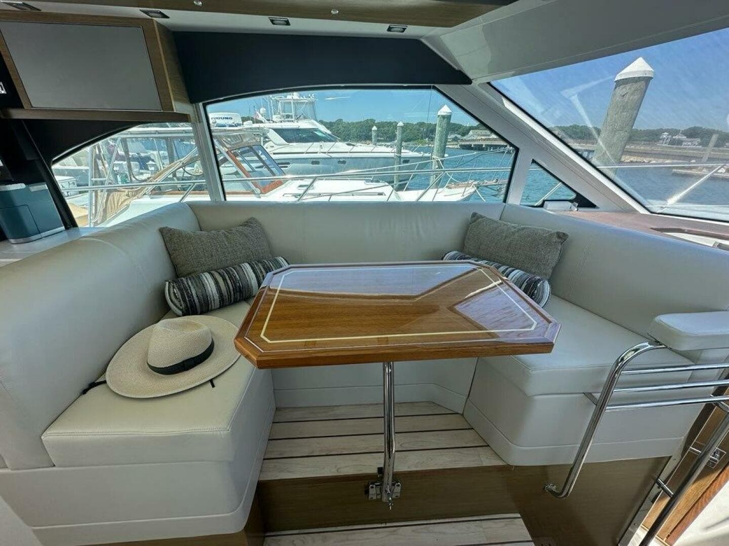 2015 Cruisers Yachts Cantius — photo 22