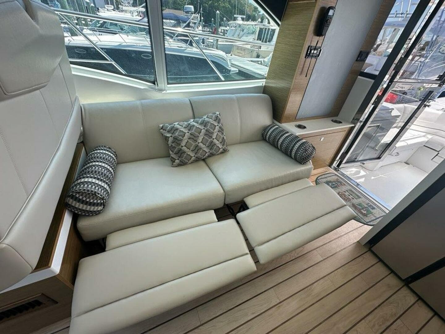 2015 Cruisers Yachts Cantius — photo 26
