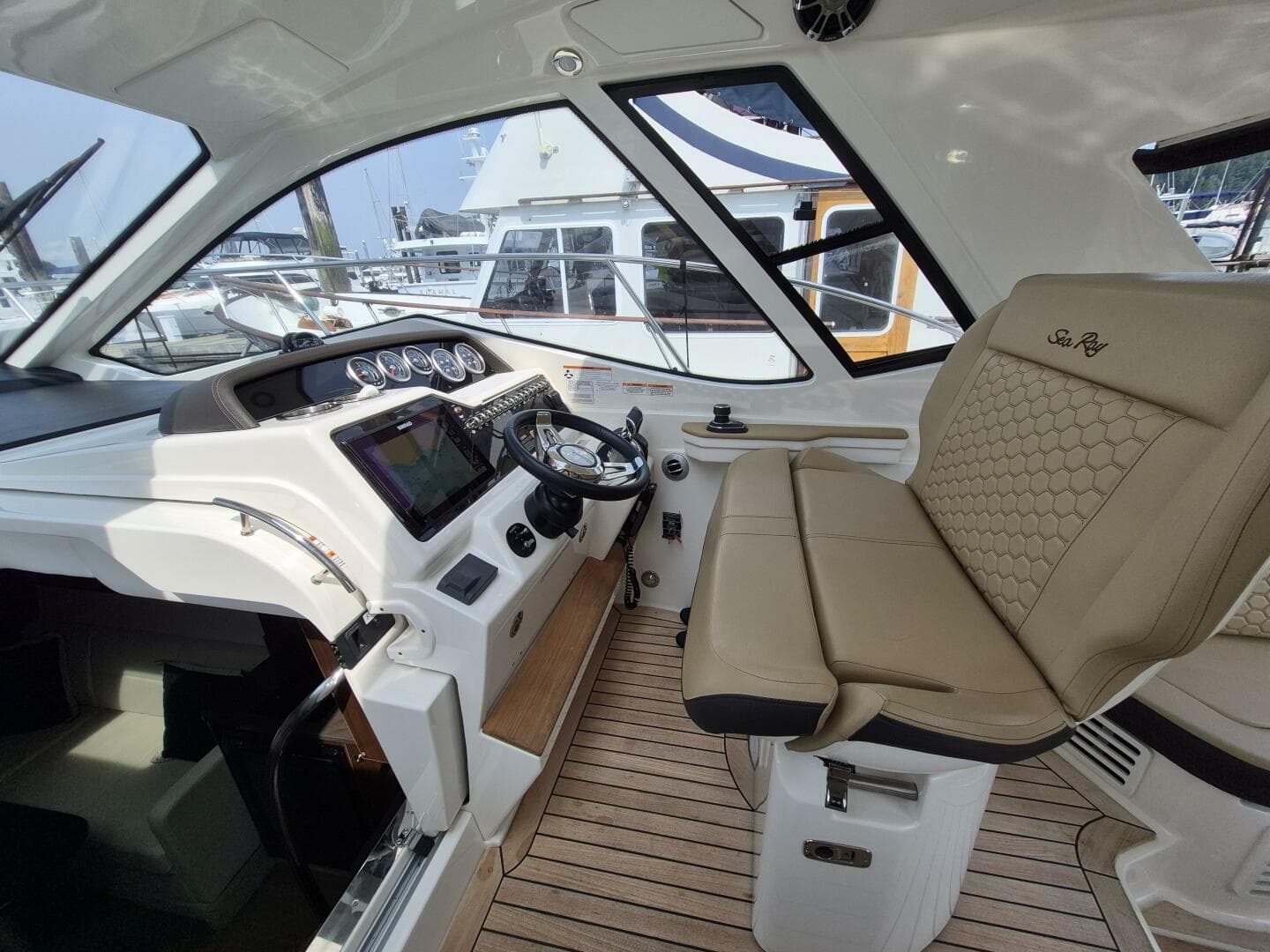 2019 Sea Ray Sundancer 350 Coupe — photo 9