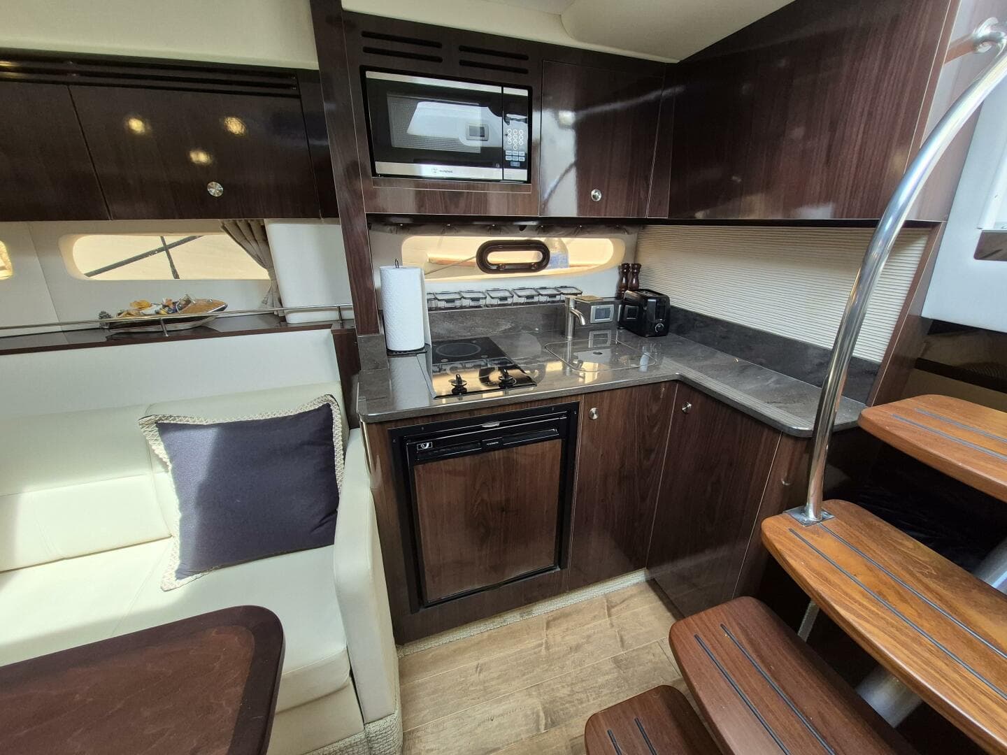 2019 Sea Ray Sundancer 350 Coupe — photo 12