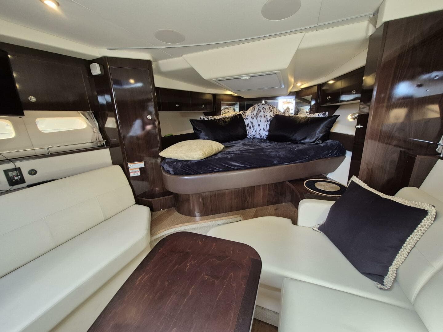 2019 Sea Ray Sundancer 350 Coupe — photo 16