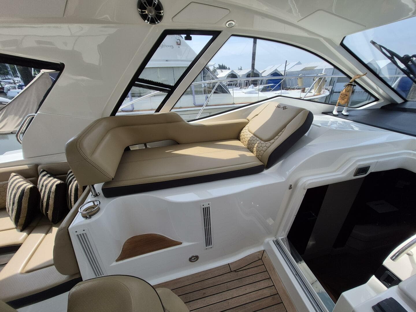 2019 Sea Ray Sundancer 350 Coupe — photo 8