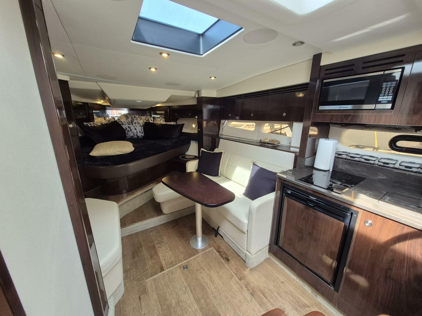 2019 Sea Ray Sundancer 350 Coupe — photo 11