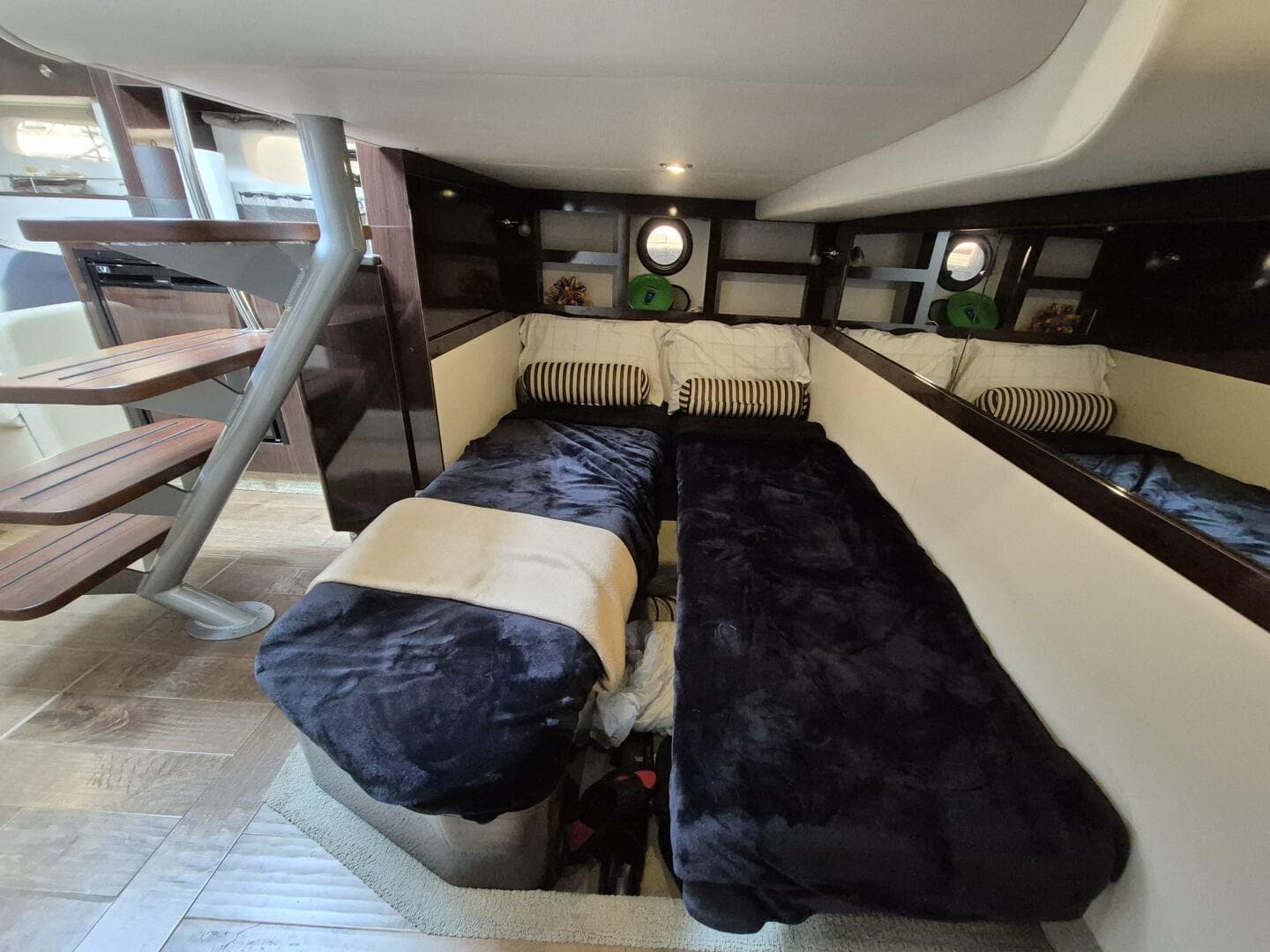 2019 Sea Ray Sundancer 350 Coupe — photo 13