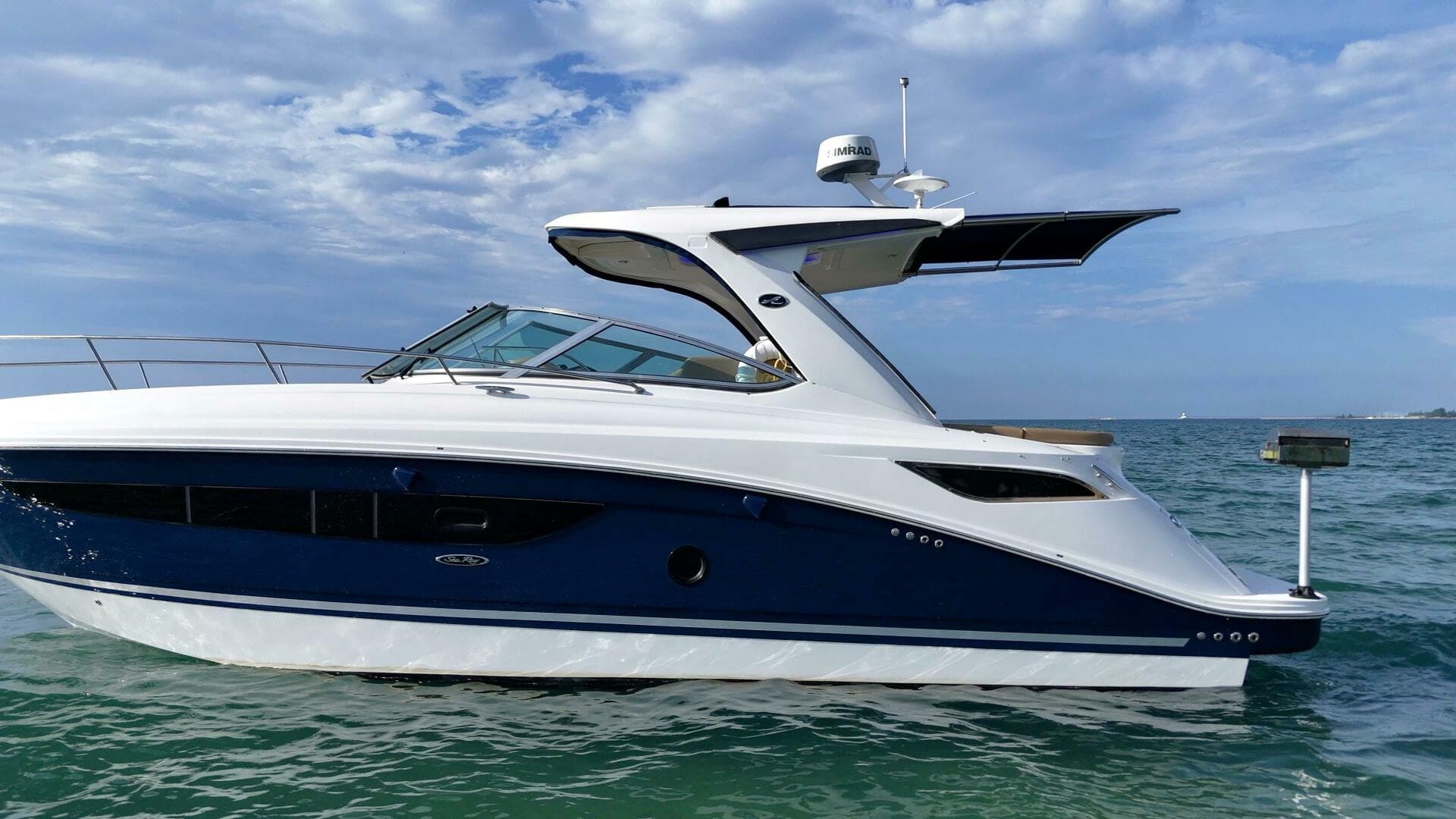 2019 Sea Ray 350 Sundancer — photo 2