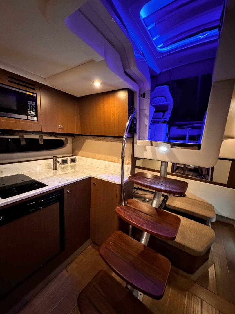 2019 Sea Ray 350 Sundancer — photo 23