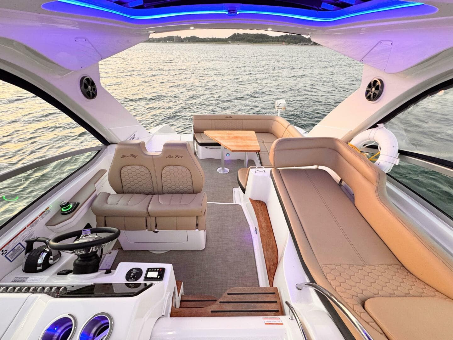 2019 Sea Ray 350 Sundancer — photo 11