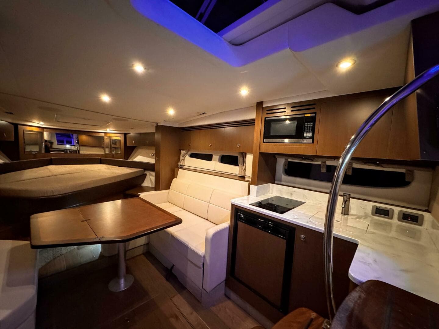 2019 Sea Ray 350 Sundancer — photo 6
