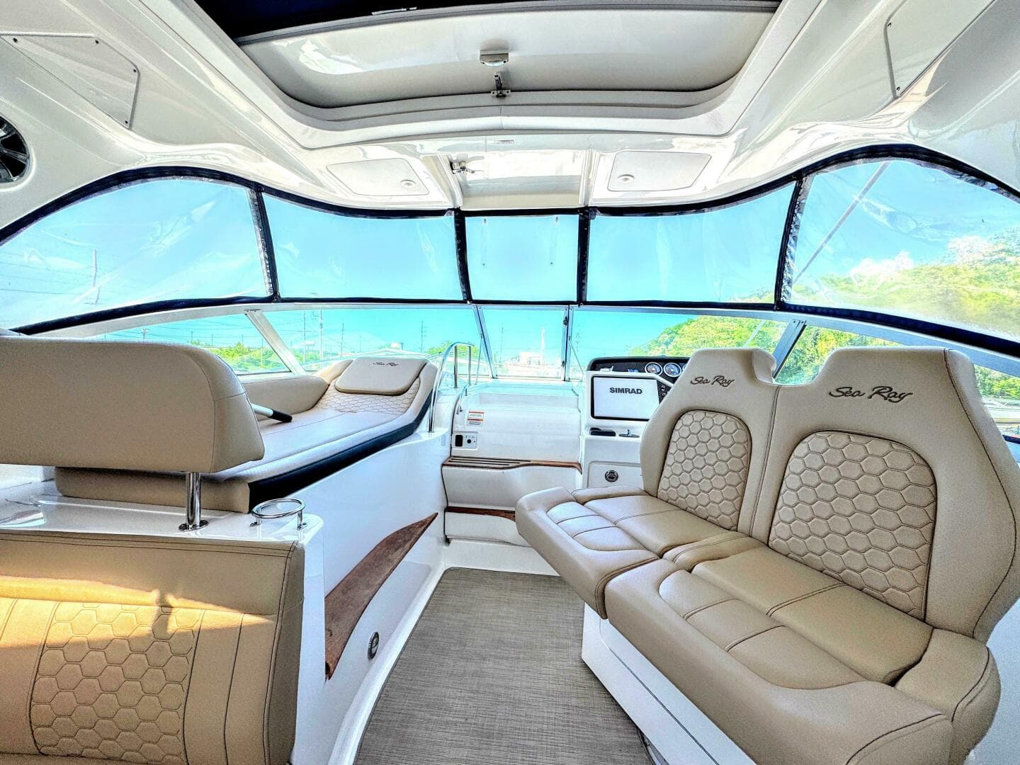 2019 Sea Ray 350 Sundancer — photo 13