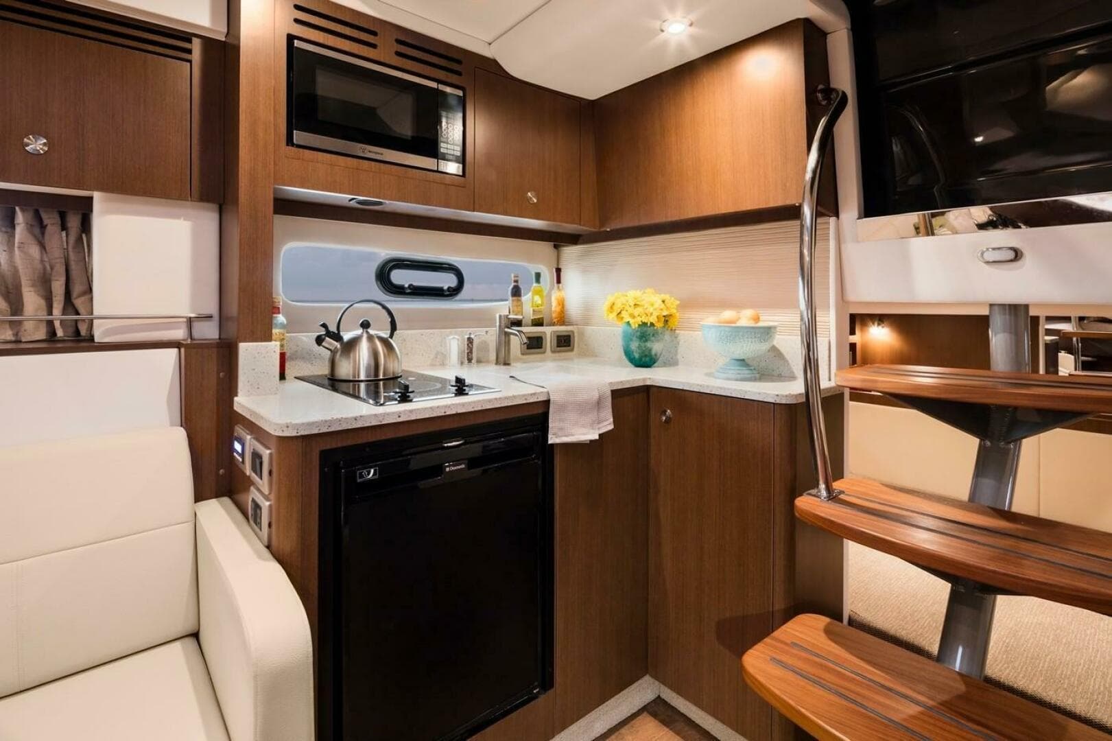 2019 Sea Ray 350 Sundancer — photo 33