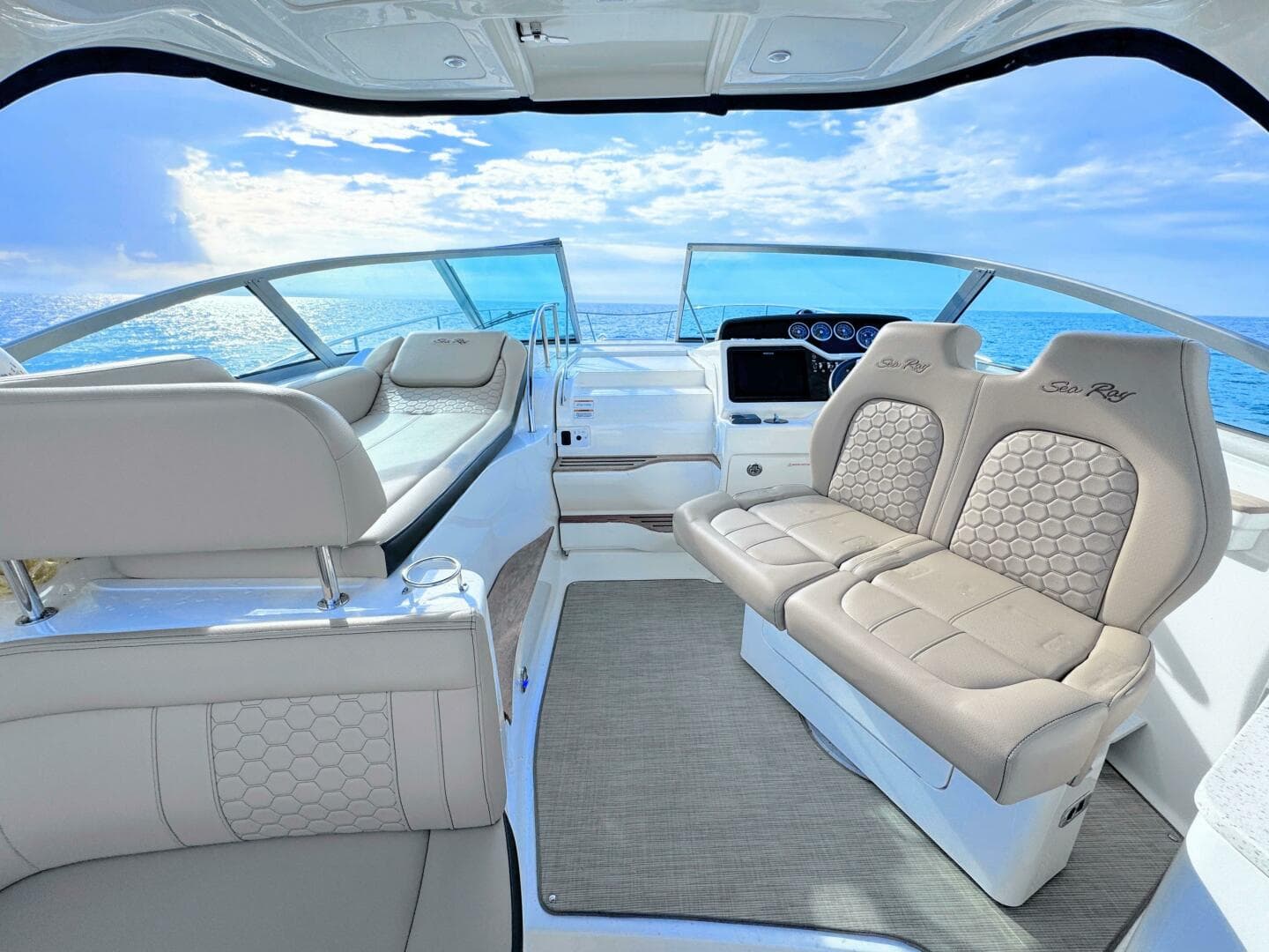 2019 Sea Ray 350 Sundancer — photo 14