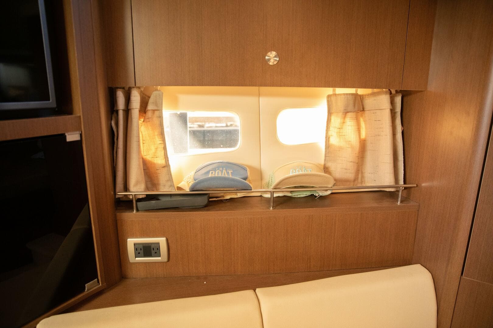 2016 Sea Ray 350 Sundancer — photo 124