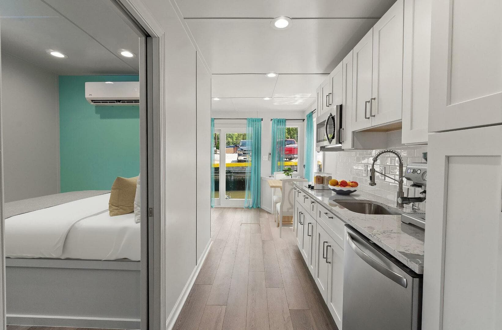 2025 Custom Hank'S 40 Houseboat — photo 6