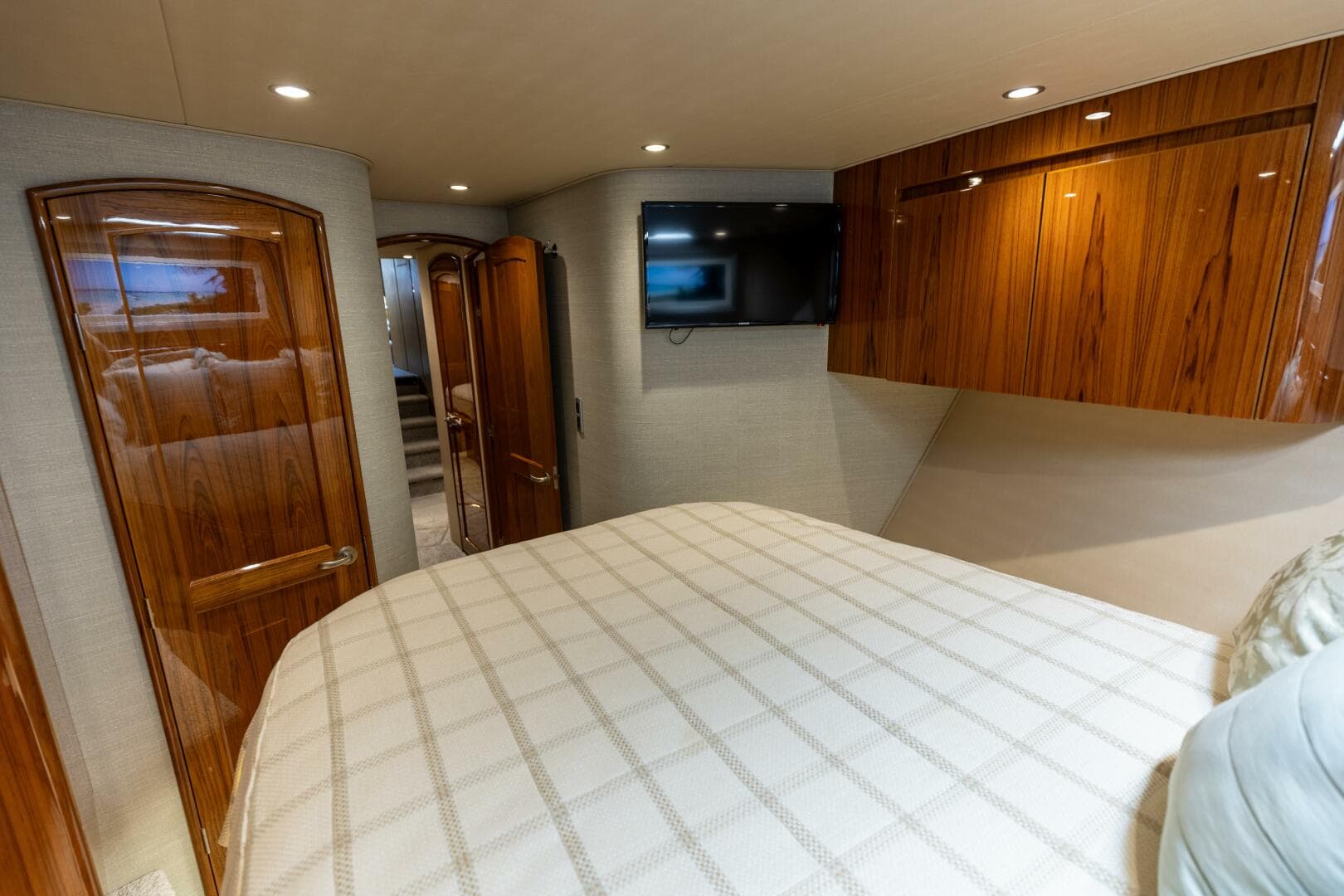2015 Viking 62 Convertible — photo 17
