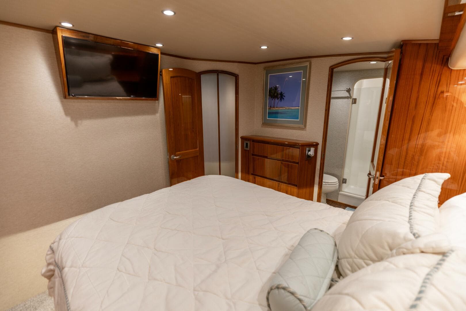 2015 Viking 62 Convertible — photo 12
