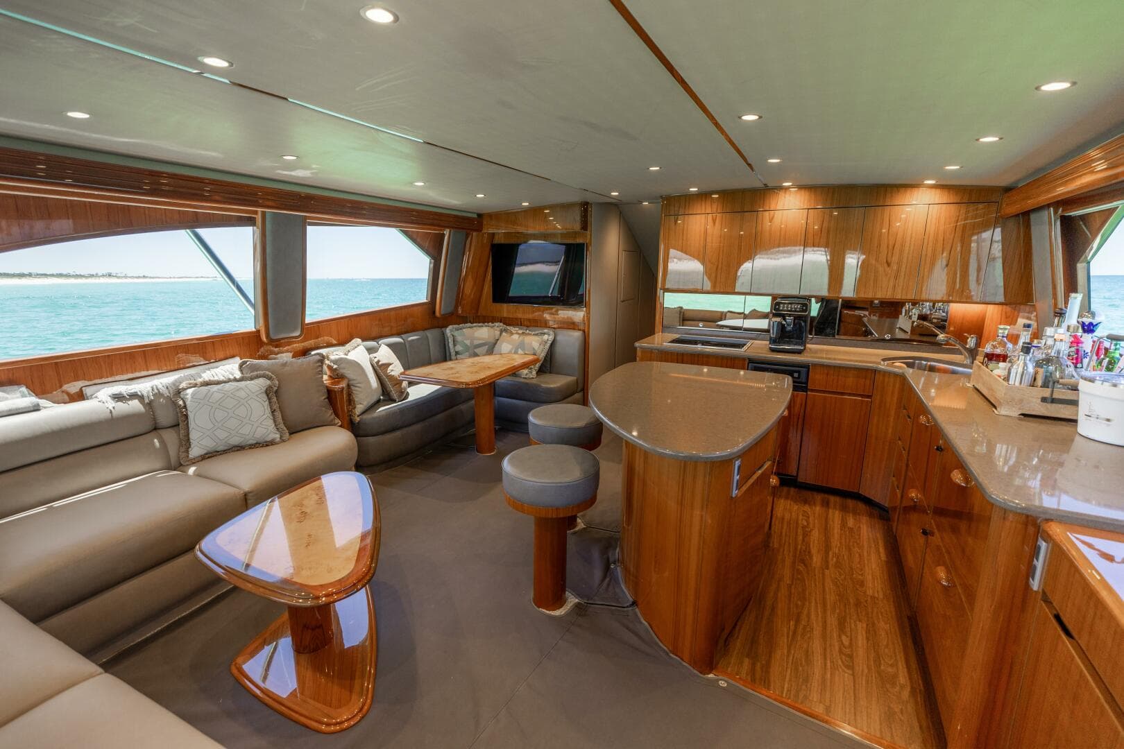 2015 Viking 62 Convertible — photo 7