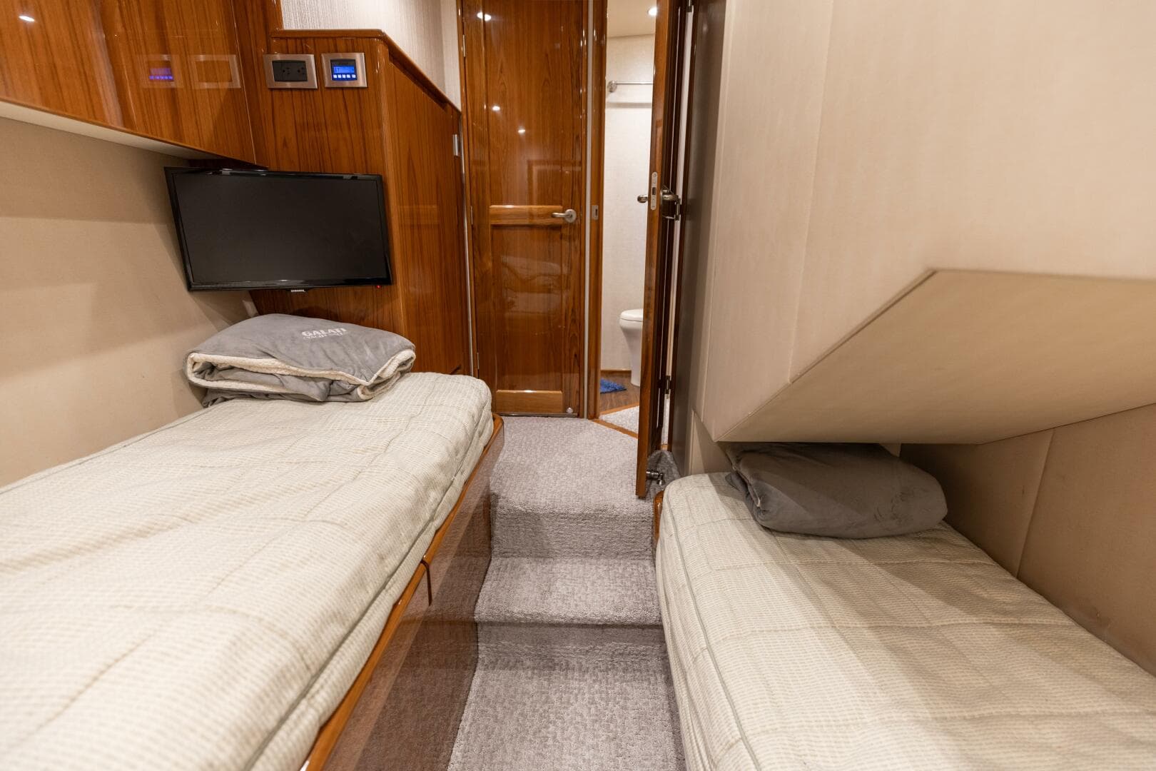 2015 Viking 62 Convertible — photo 20