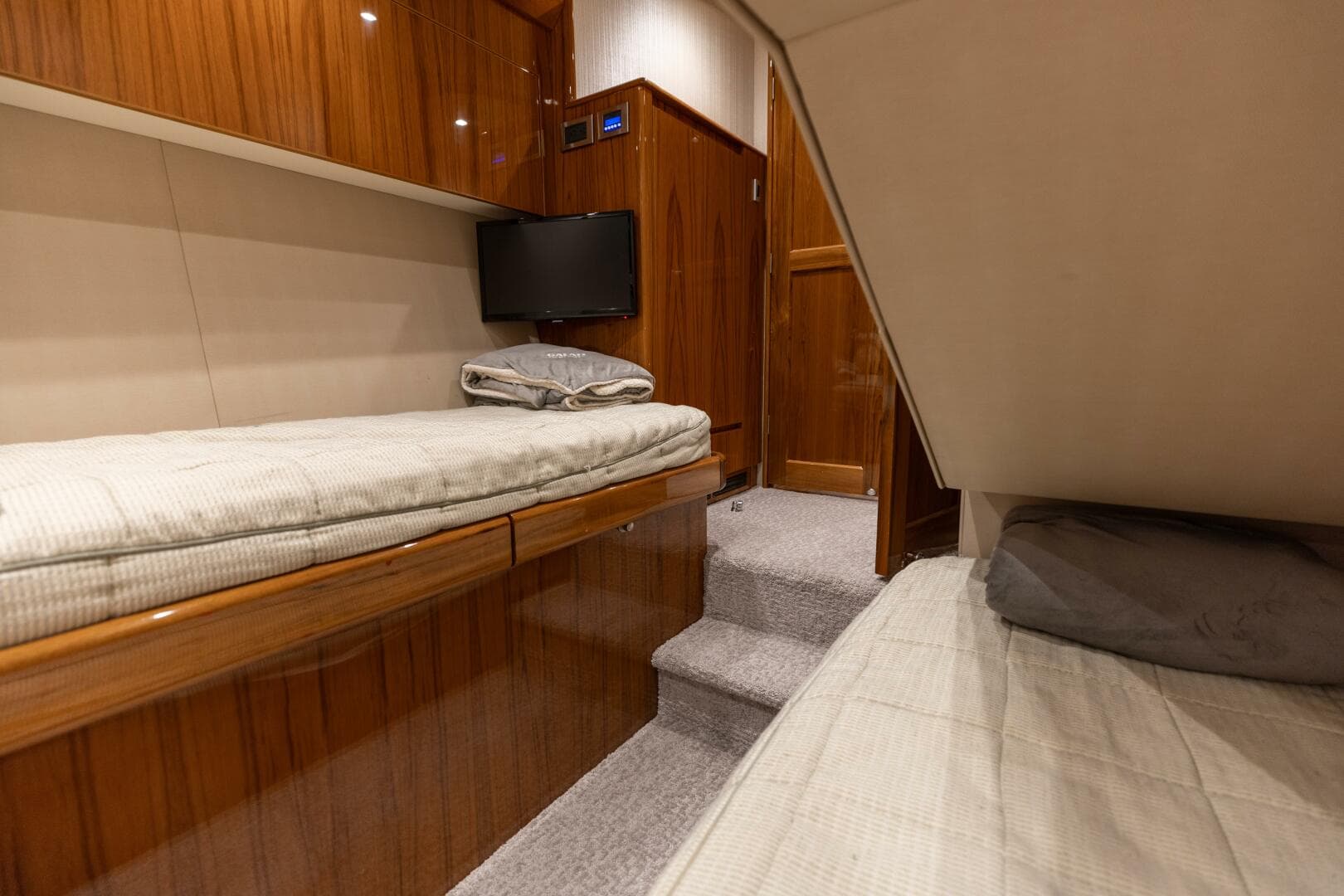 2015 Viking 62 Convertible — photo 21