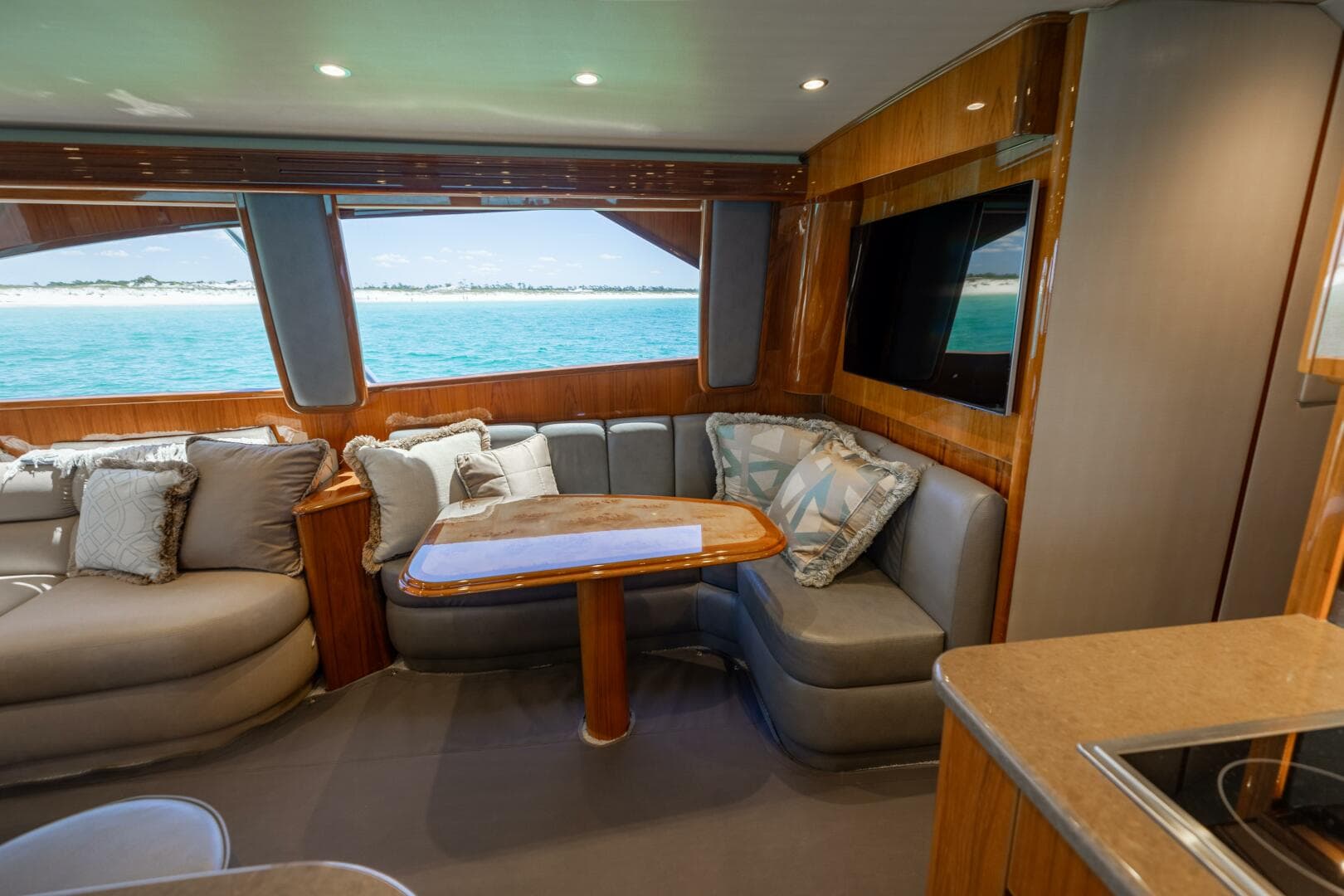 2015 Viking 62 Convertible — photo 10