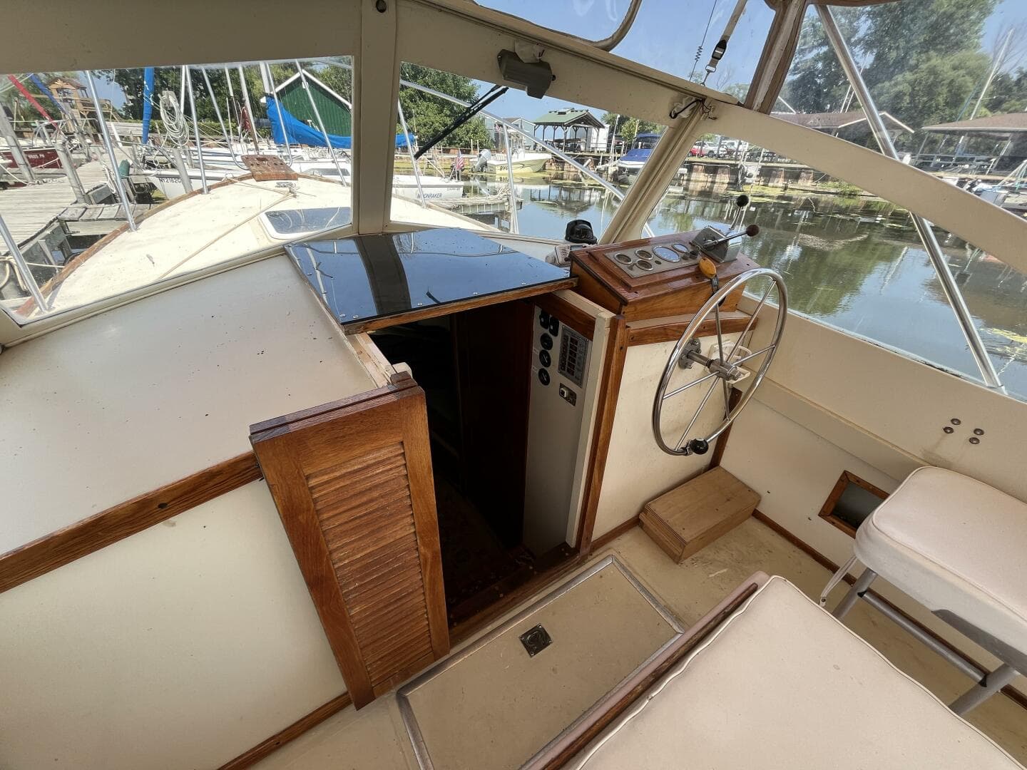 1981 Dyer 29 Flush Deck-Bass — photo 12