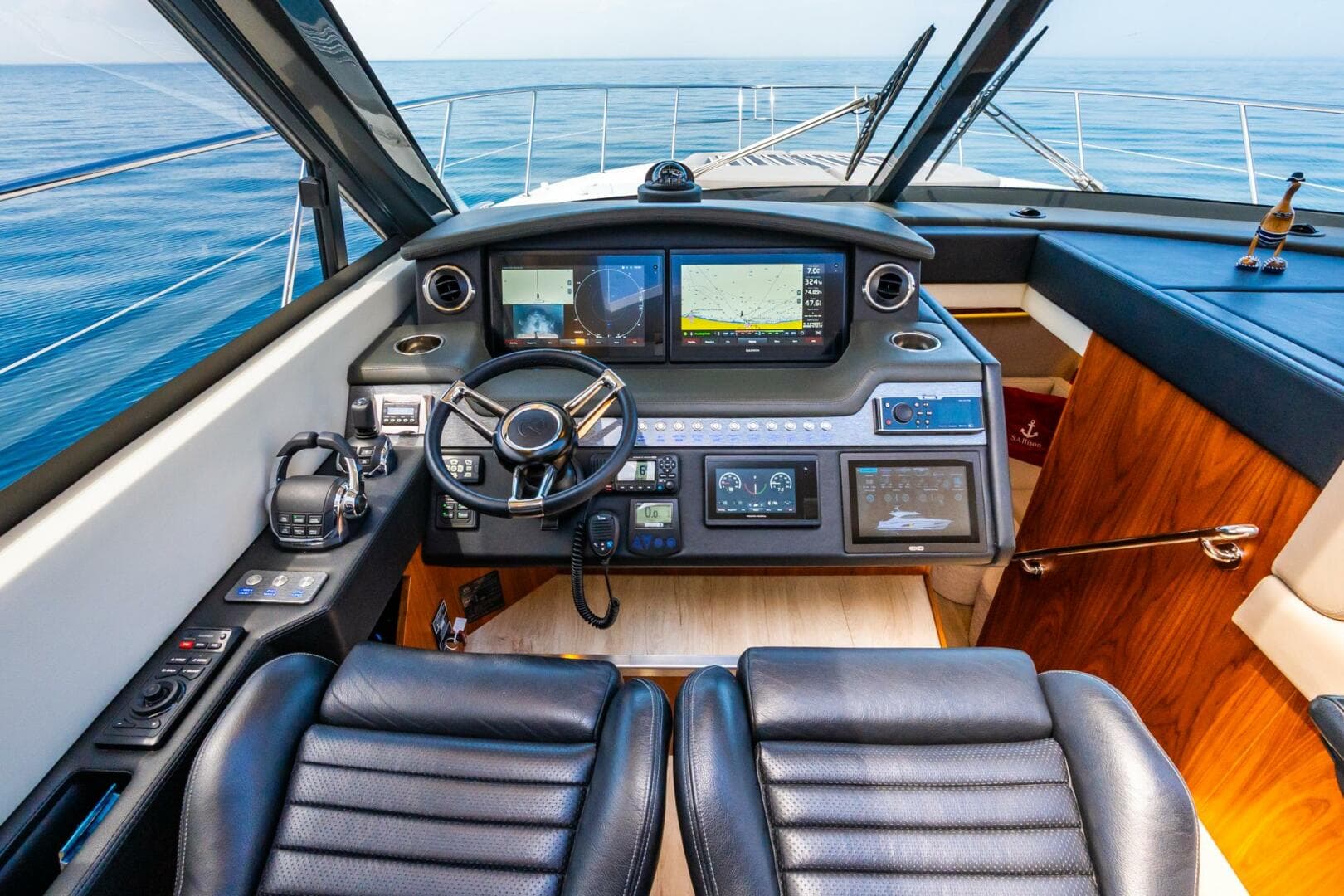 2019 Riviera 4800 Sport Yacht — photo 18