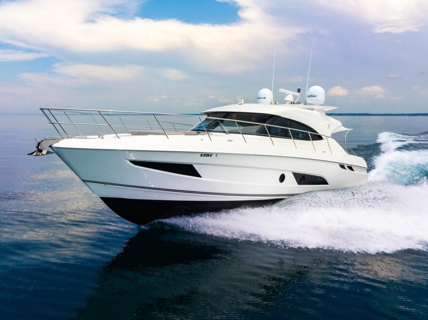 2019 Riviera 4800 Sport Yacht — photo 3