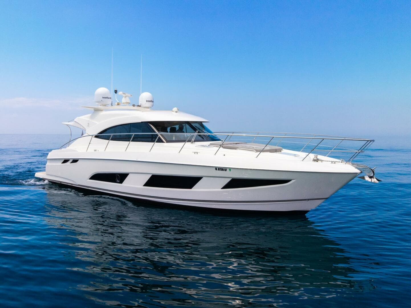 2019 Riviera 4800 Sport Yacht — photo 14