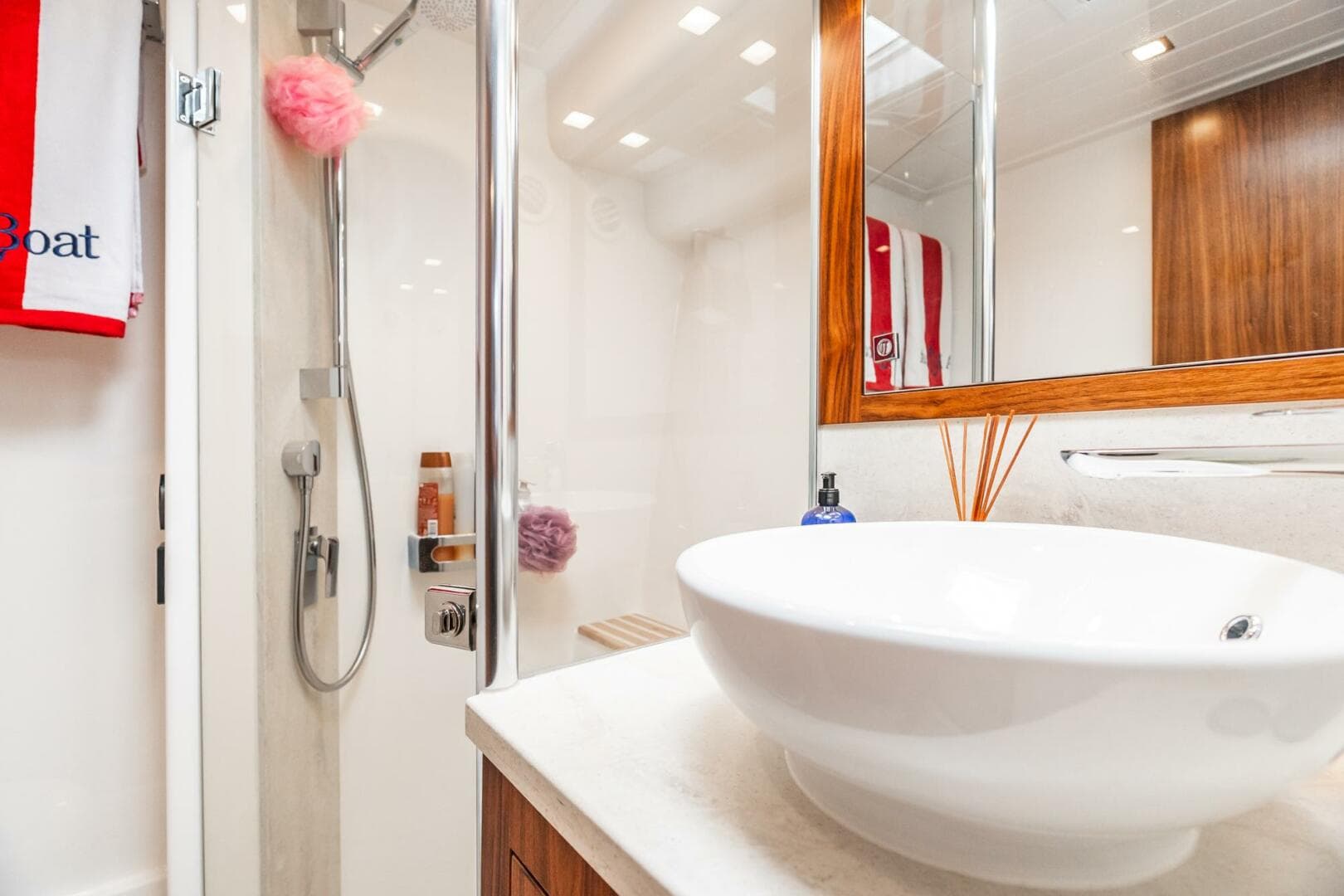 2019 Riviera 4800 Sport Yacht — photo 61