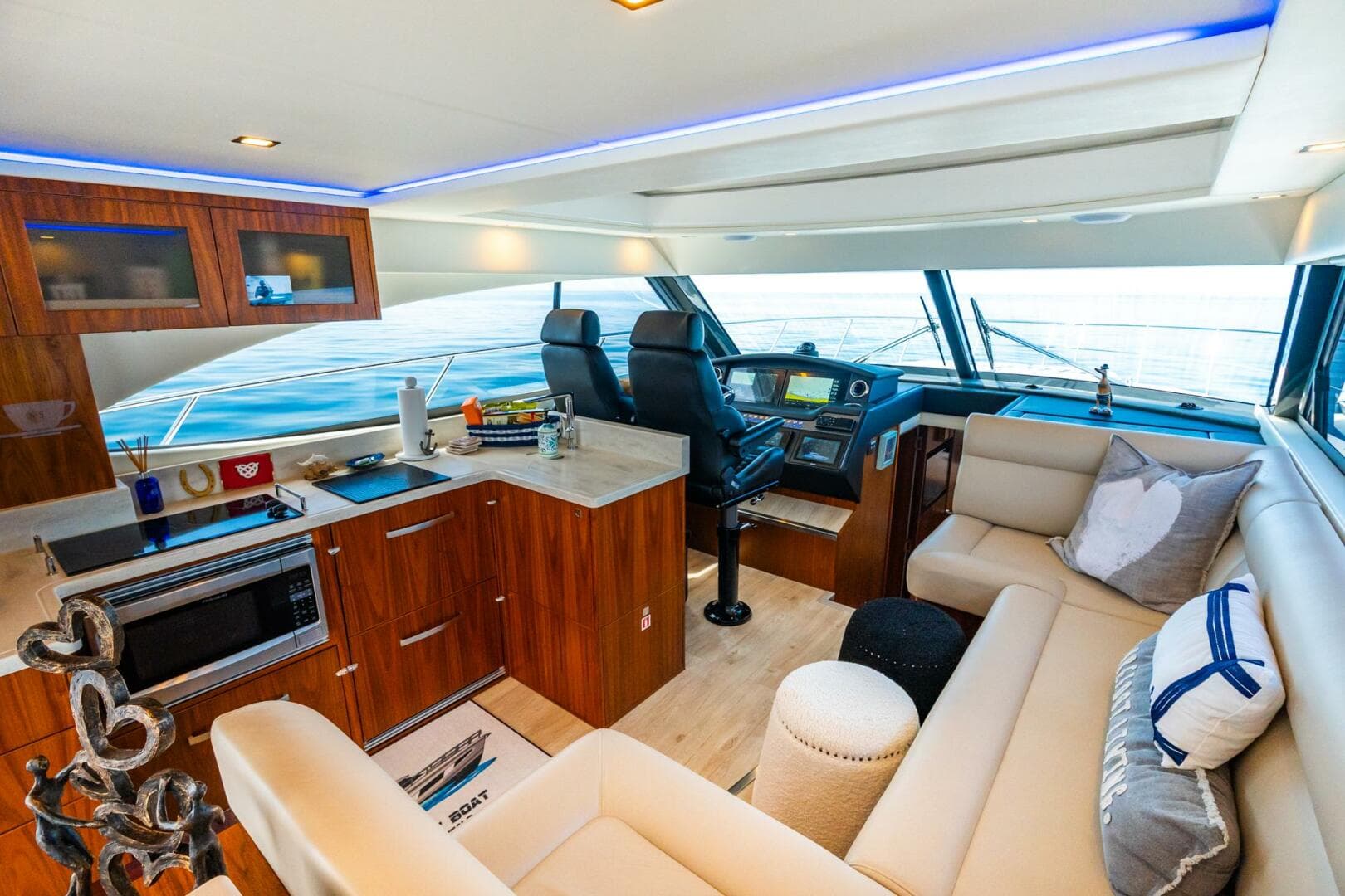 2019 Riviera 4800 Sport Yacht — photo 27