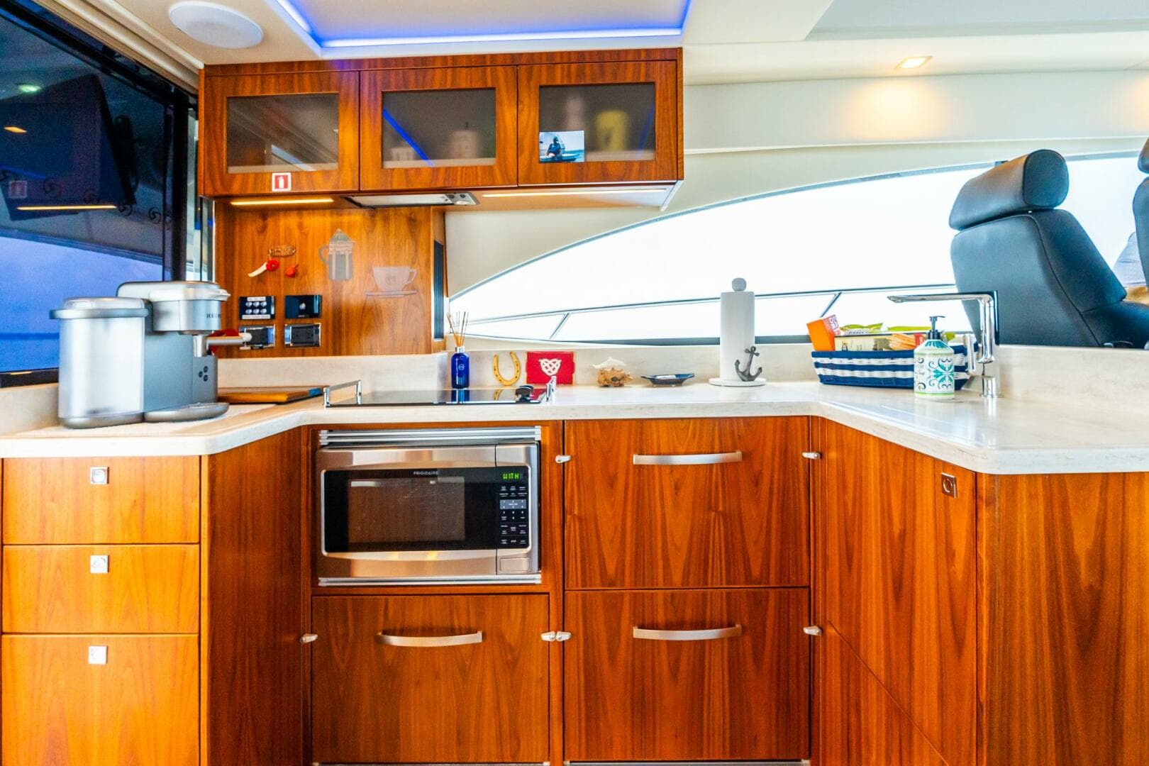 2019 Riviera 4800 Sport Yacht — photo 34