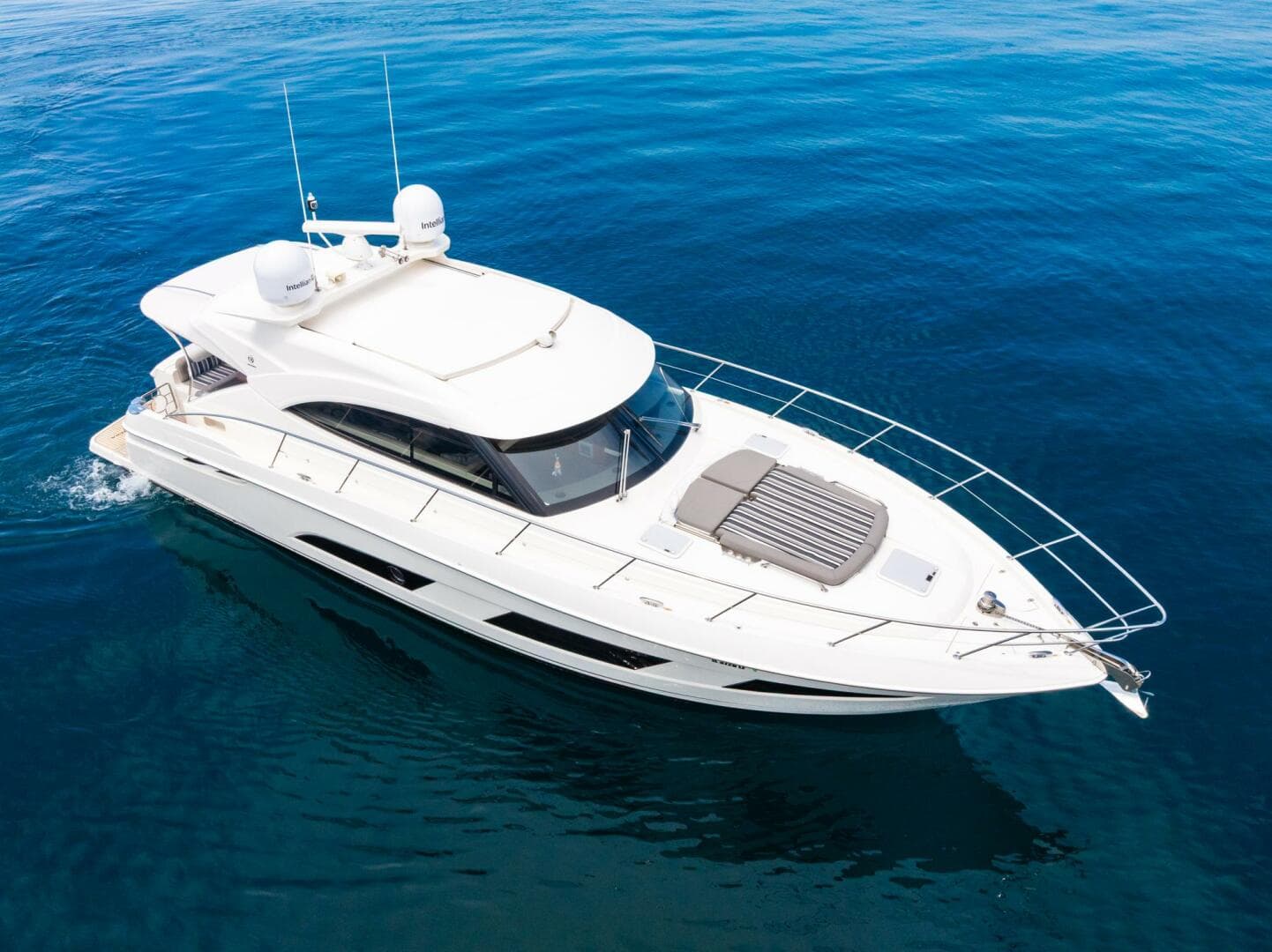 2019 Riviera 4800 Sport Yacht — photo 6