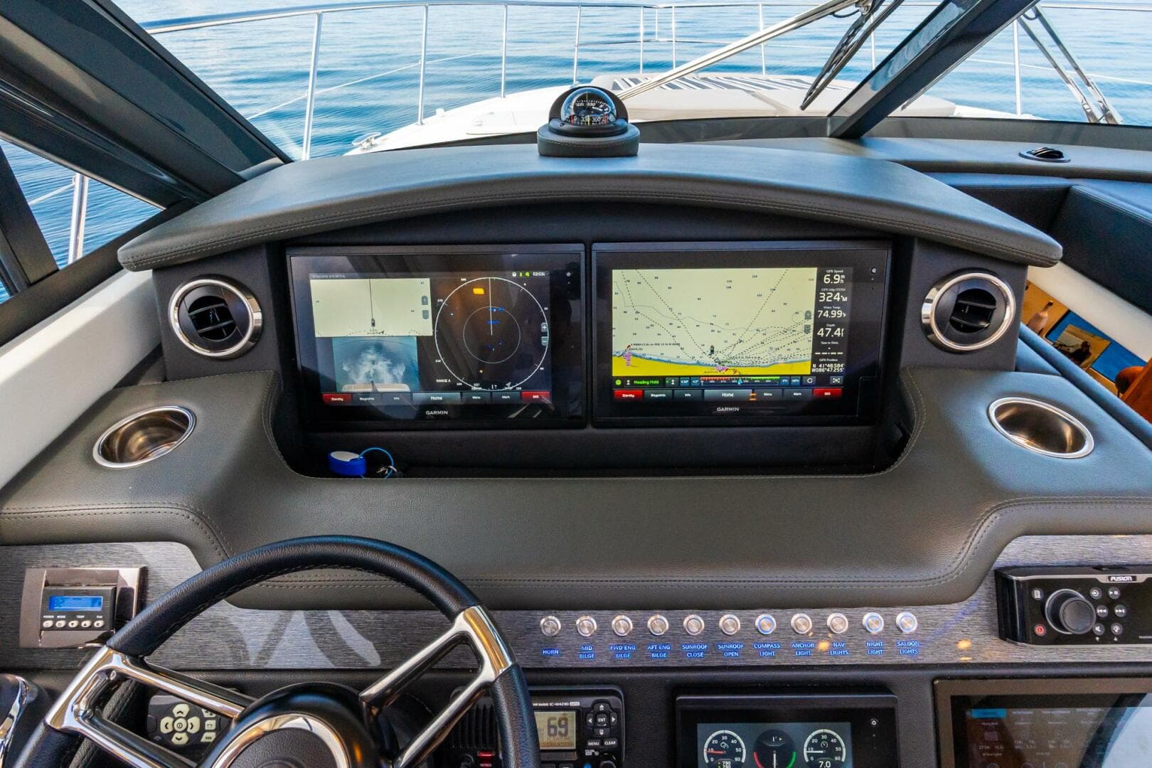 2019 Riviera 4800 Sport Yacht — photo 19