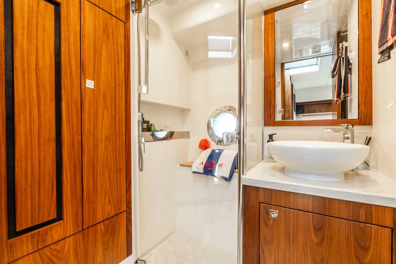 2019 Riviera 4800 Sport Yacht — photo 65