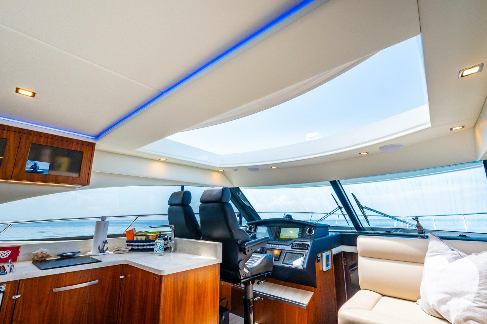 2019 Riviera 4800 Sport Yacht — photo 26