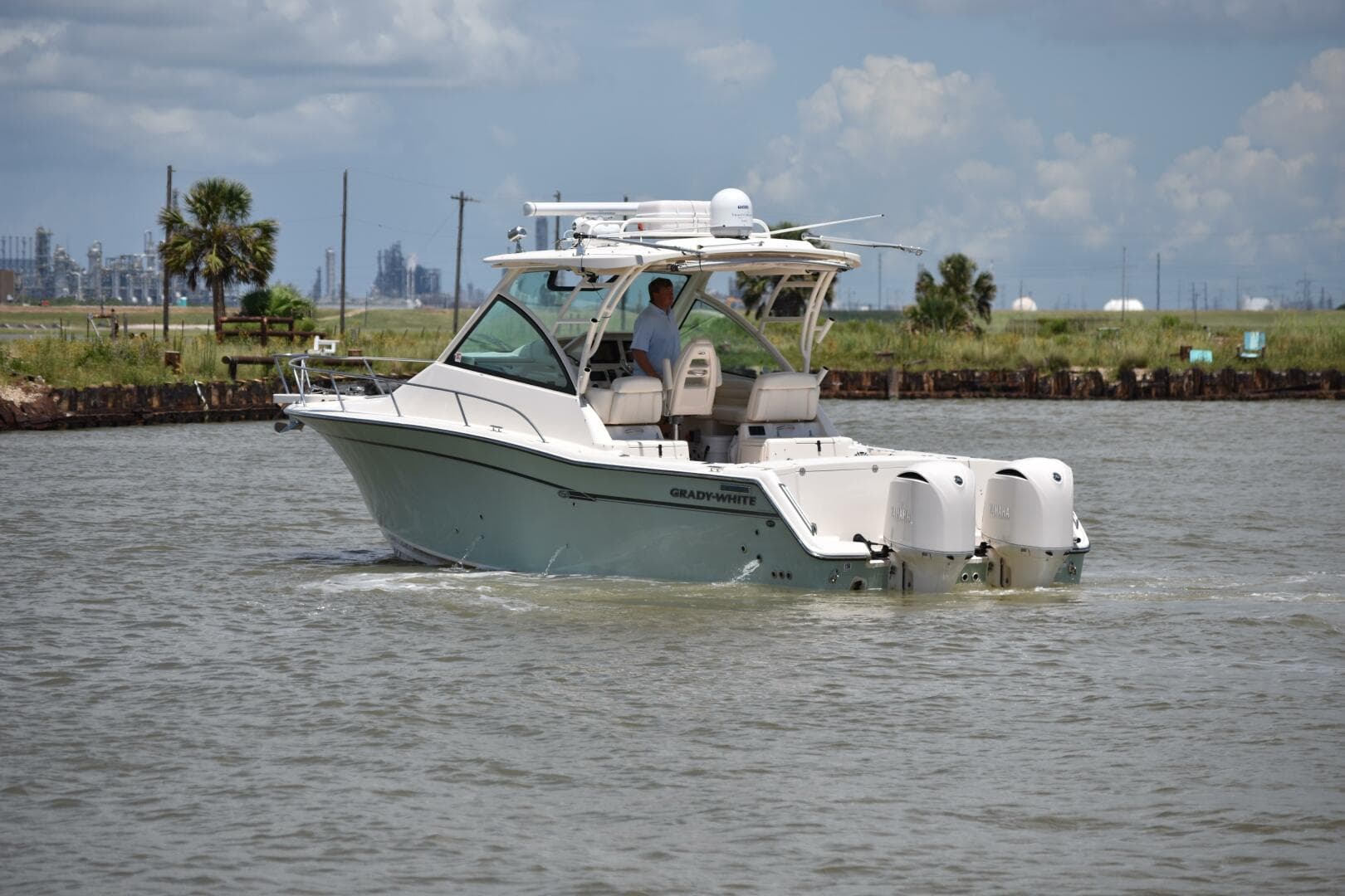 2016 Grady-White 330 Express — photo 52