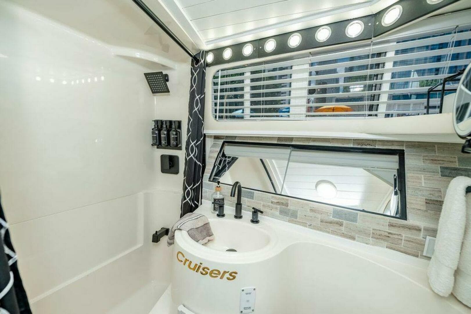 1991 Cruisers Yachts 3850 Aft Cabin — photo 27