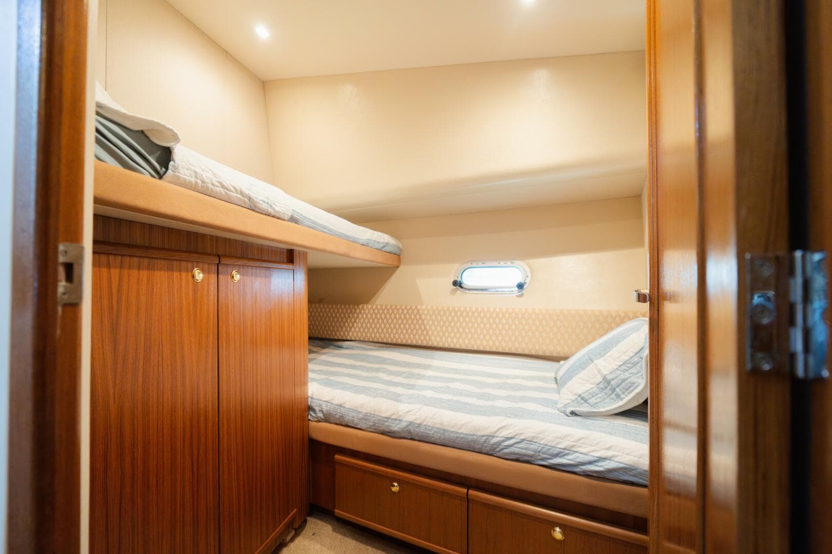 1999 Bayliner 5788 — photo 43