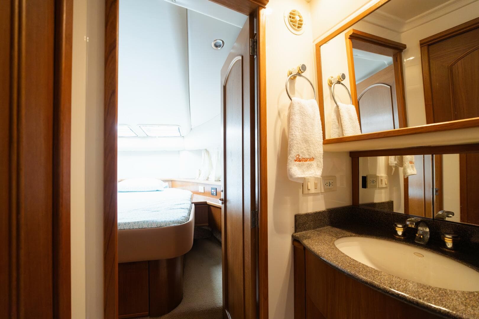 1999 Bayliner 5788 — photo 46