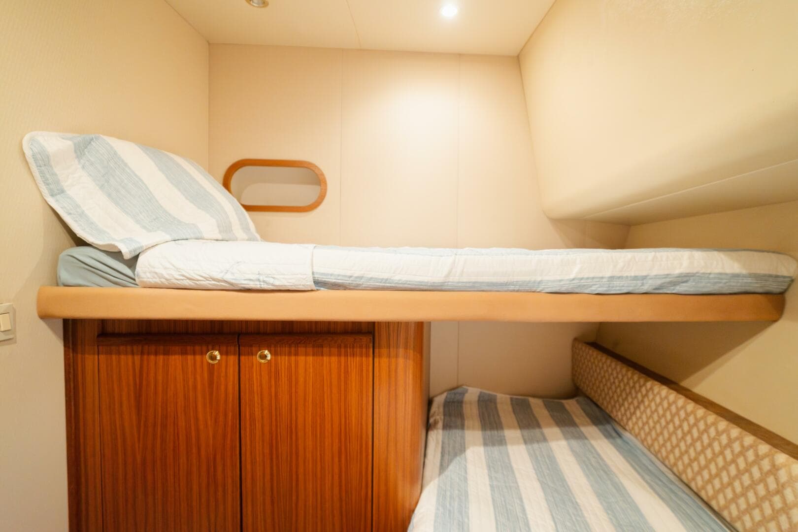 1999 Bayliner 5788 — photo 44