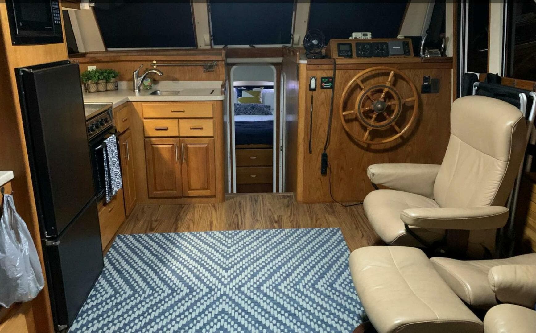 1998 Mainship 350 — photo 10