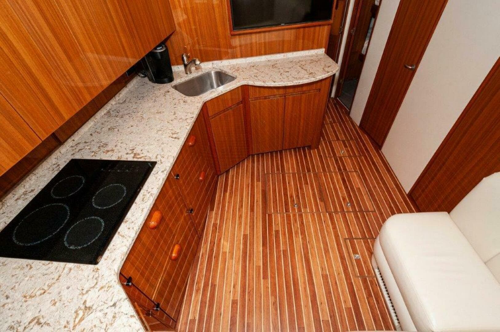 2016 Viking 52 Sport Tower — photo 7